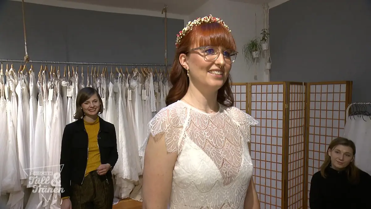 Der Zweiteiler lässt Sandra strahlen Spitze und "Peace-Seide"