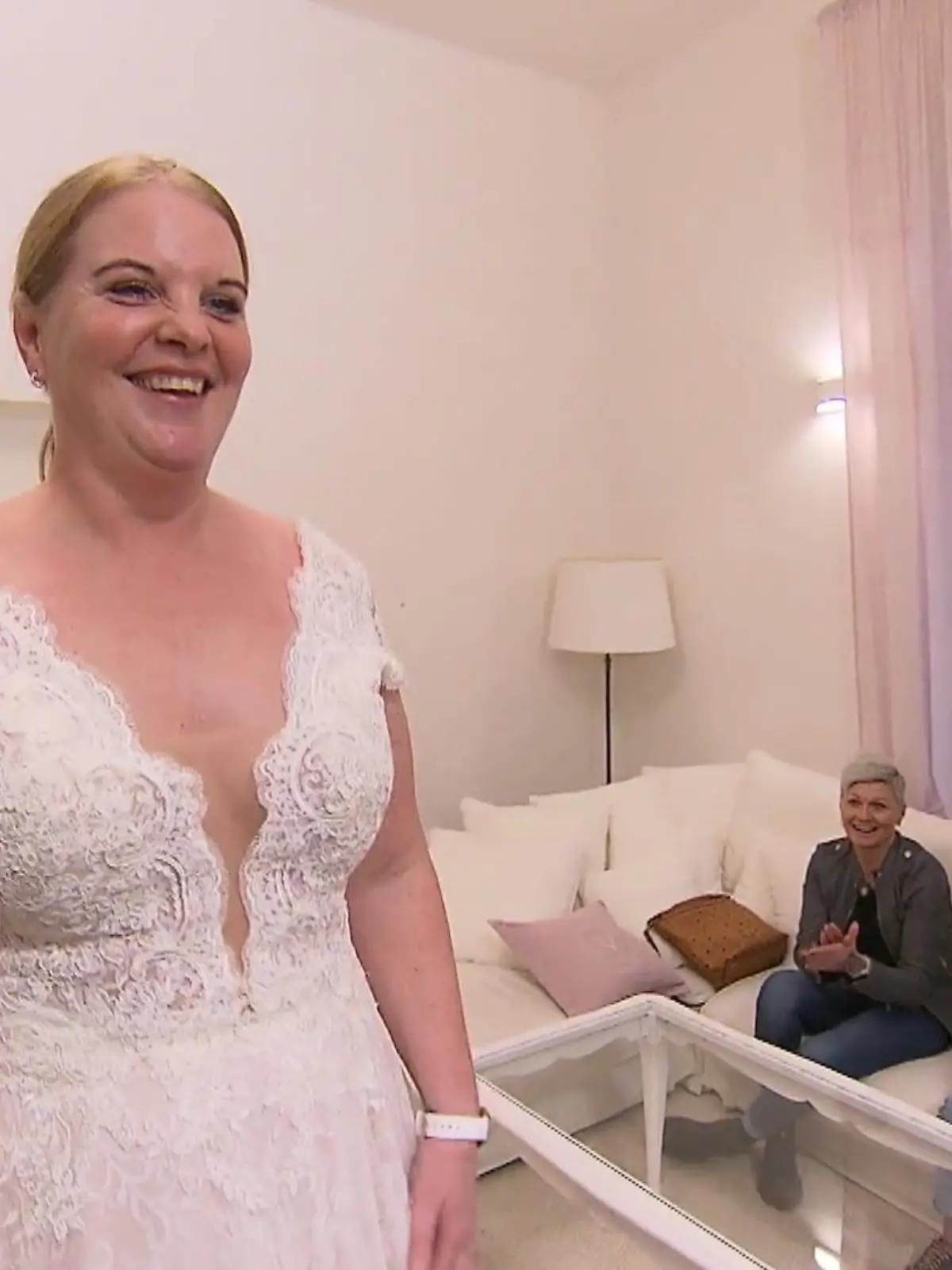 Bild zu: "Die zweite Anprobe entscheidet: Svenja hat ihr Kleid!"