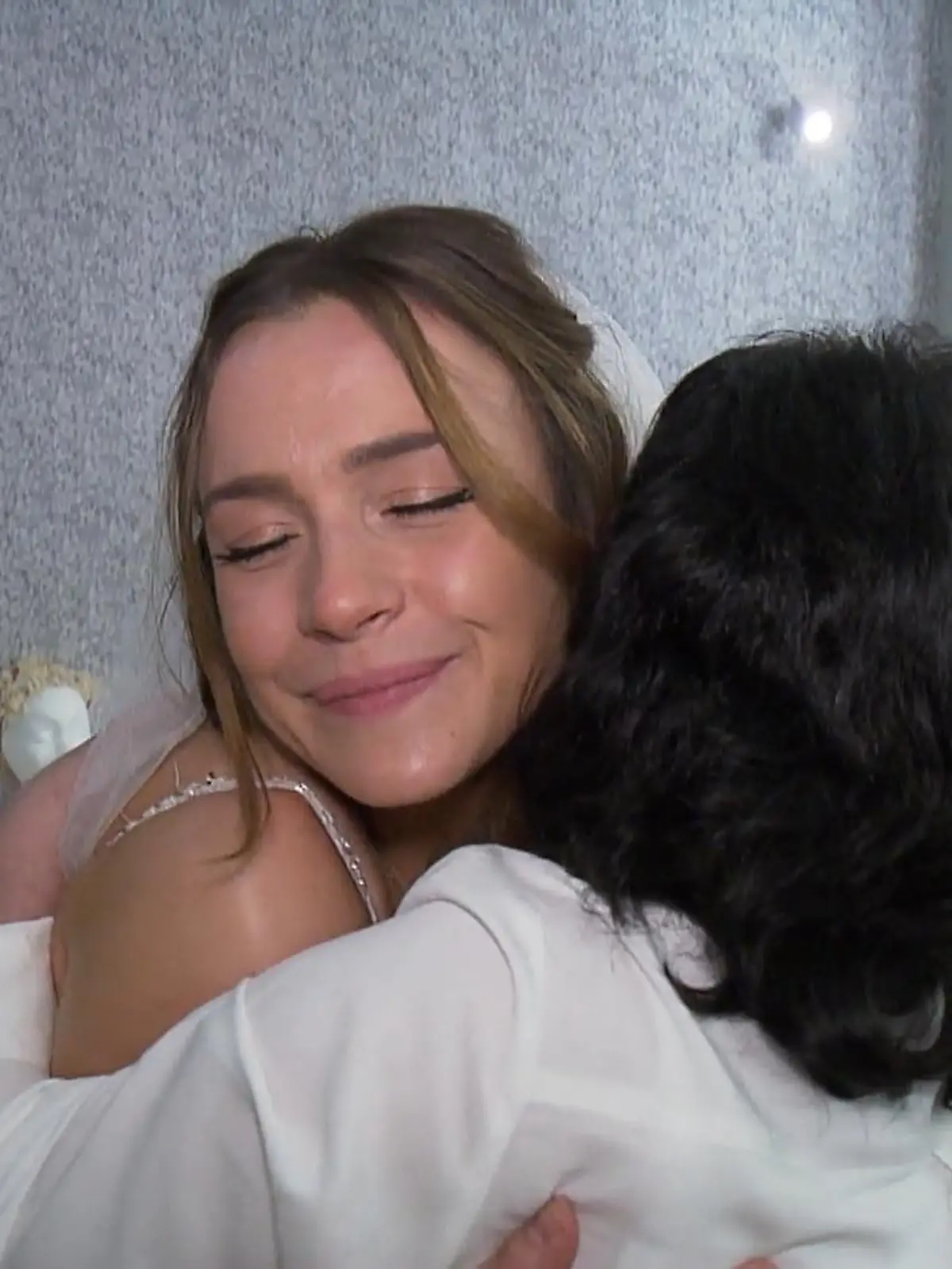 Bild zu: "Julia strahlt in ihrem Kleid"