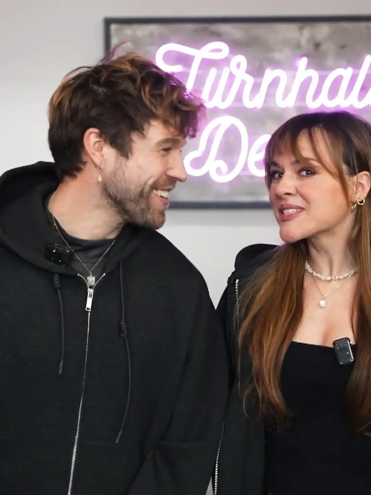 Bild zu: "Reise-Influencer schauen in der Schillerallee vorbei"