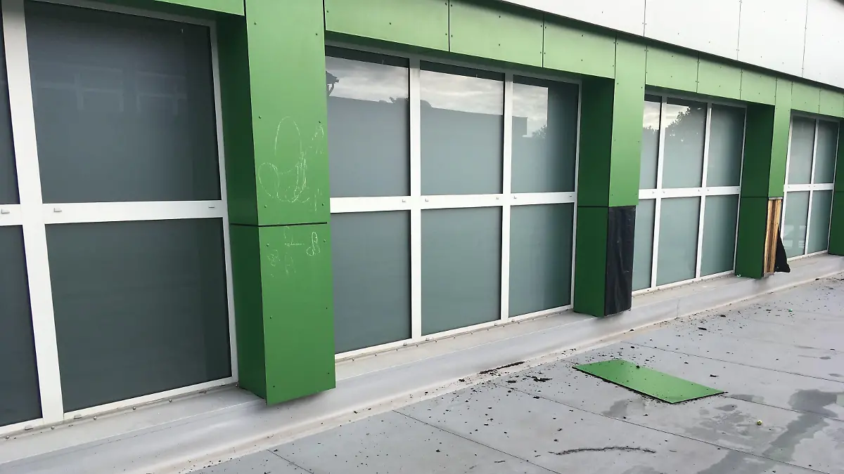 Mit viel Kraft müssen die Randalierer in der Nacht von Freitag auf Samstag gewütet haben. Sie rissen sogar Platten von der Fassade.