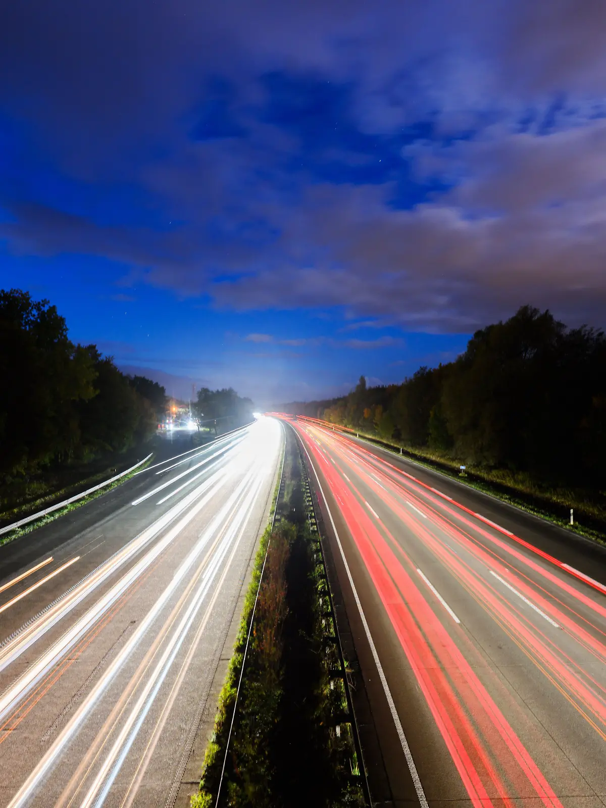 Bild zu: "Baumstamm und Steine auf Autobahnen geworfen! Dashcam-Video enthüllt Details über Tatnacht "