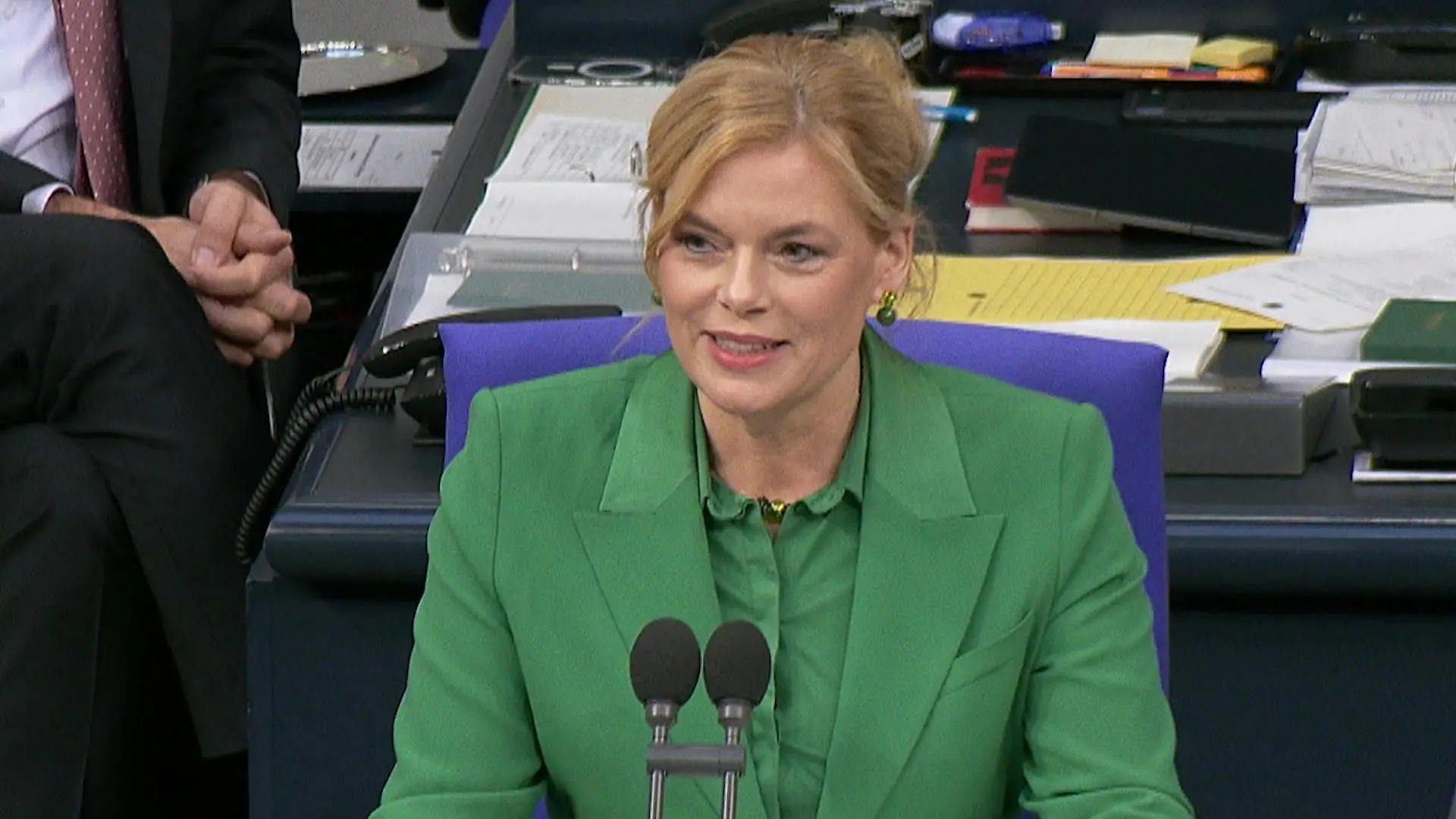 Über diese Panne von Julia Klöckner lacht der ganze Bundestag Doktor-Debakel während Generaldebatte