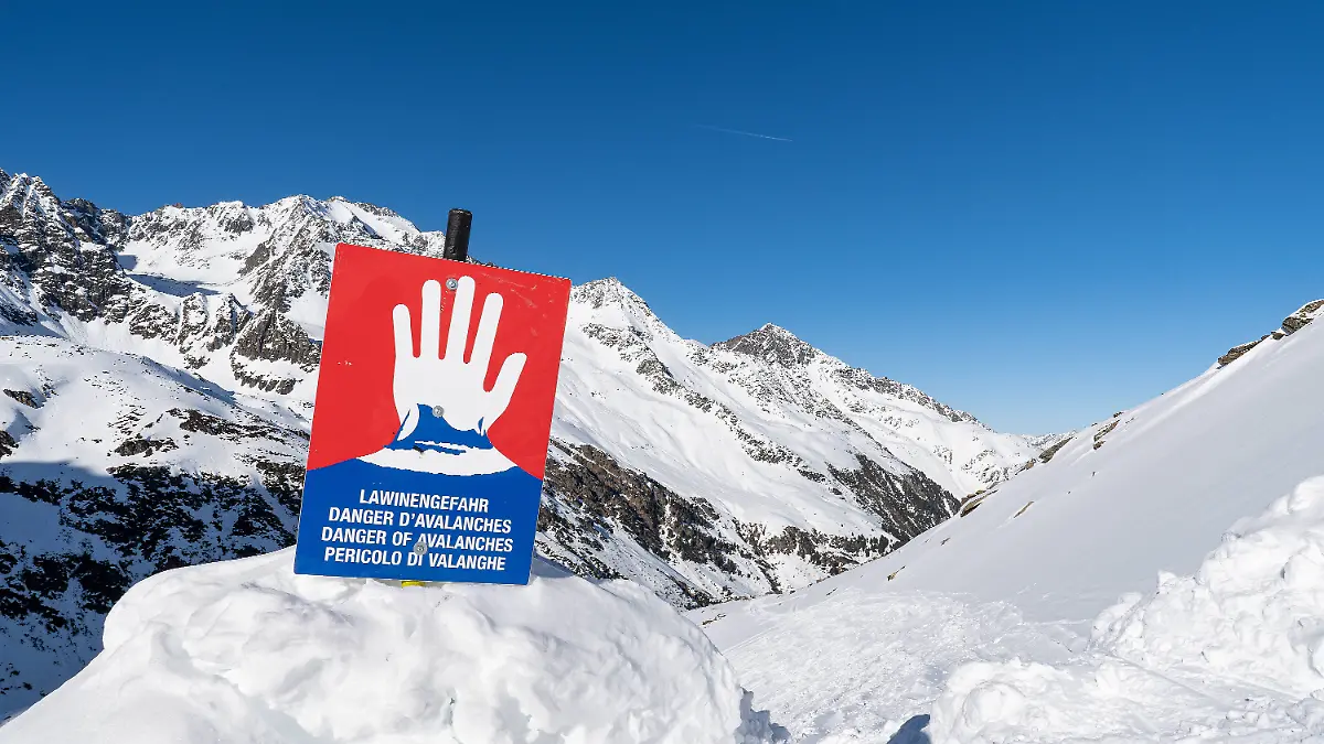 nj vb k+ Schild Lawinengefahr, Stubaier Gletscher, Stubaital, Tirol