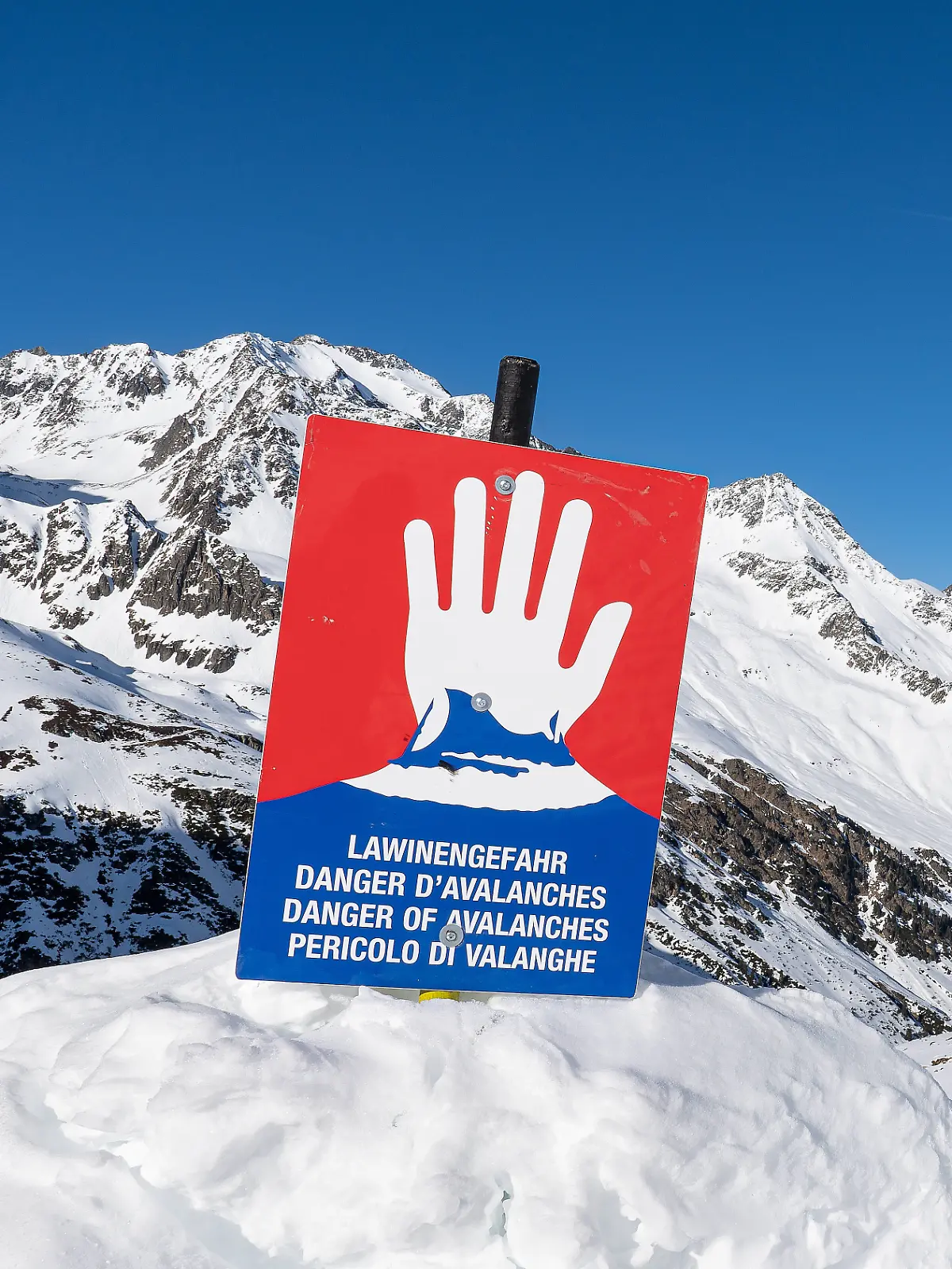 nj vb k+ Schild Lawinengefahr, Stubaier Gletscher, Stubaital, Tirol