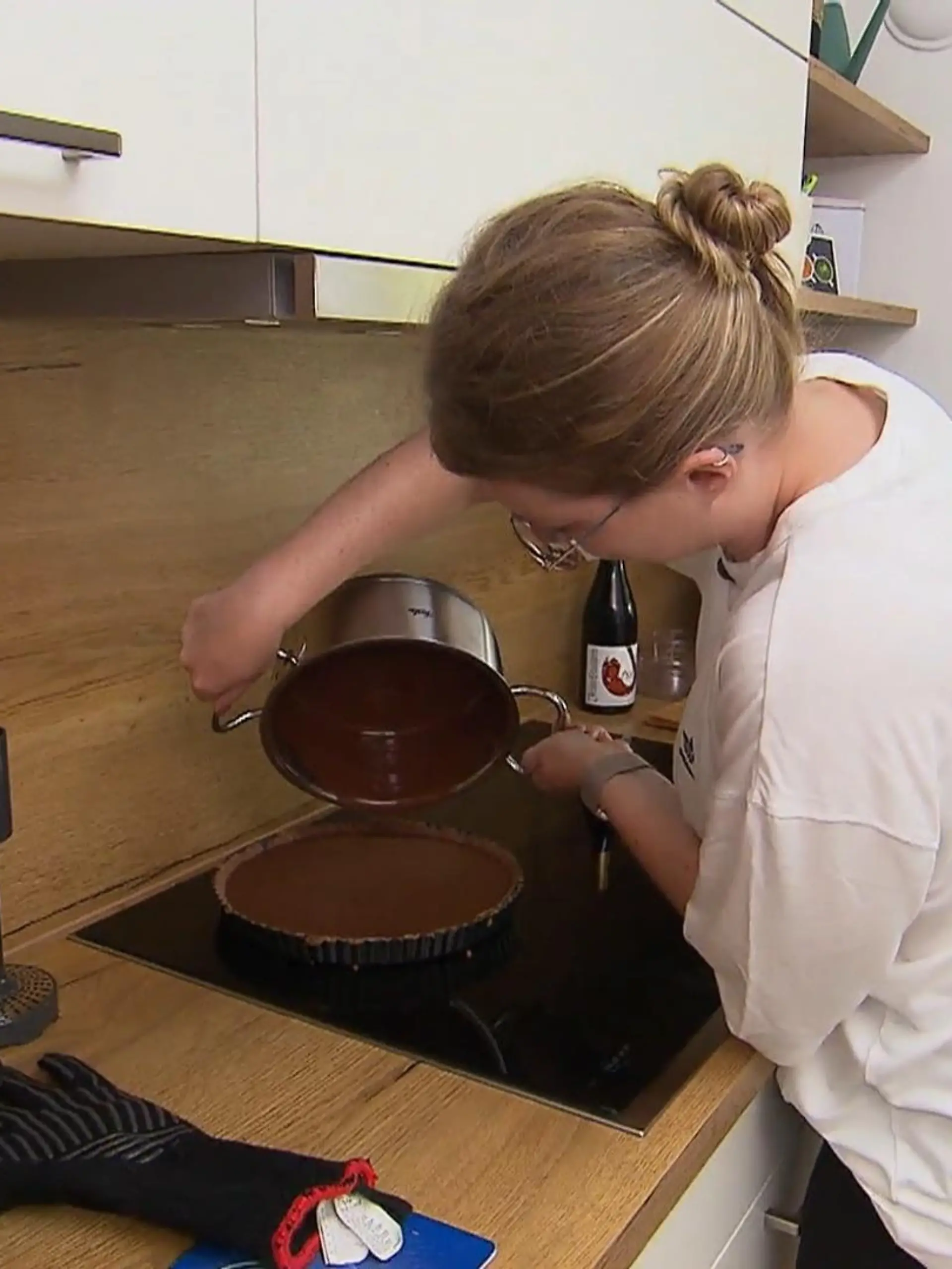 Bild zu: "Magdalena mixt eine ziemlich schräge Zutat in ihr Dessert"