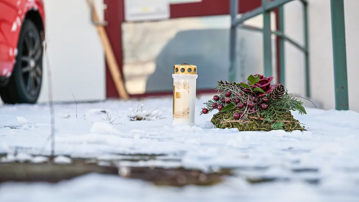 Reutlingen-F-nf-Familienmitglieder-tot-an-drei-Orten-gefunden-Polizei-r-tselt-am-Motiv-