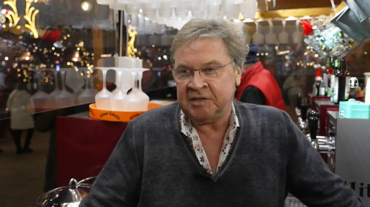 Michael Roden steht auf dem Weihnachtsmarkt