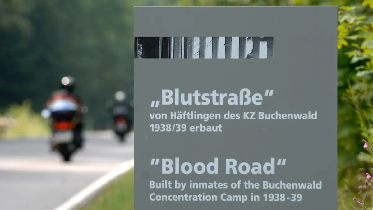 ARCHIV - 16.08.2005, Thüringen, Weimar: Die so genannte «Blutstraße» zum ehemaligen Konzentrationslager Buchenwald bei Weimar. Von der SS brutal und erbarmungslos angetrieben, mussten Häftlinge von Mitte 1938 bis Spätherbst 1939 ein etwa fünf Kilometer langes Verbindungsstück von der Staatsstraße Weimar-Ramsla zum KZ ausbauen. Ein Teil der Betonstraße ist original erhalten. (zu dpa: Kritik an Radrennen durch Gedenkstätte Buchenwald) Foto: Martin Schutt/dpa-Zentralbild/dpa +++ dpa-Bildfunk +++