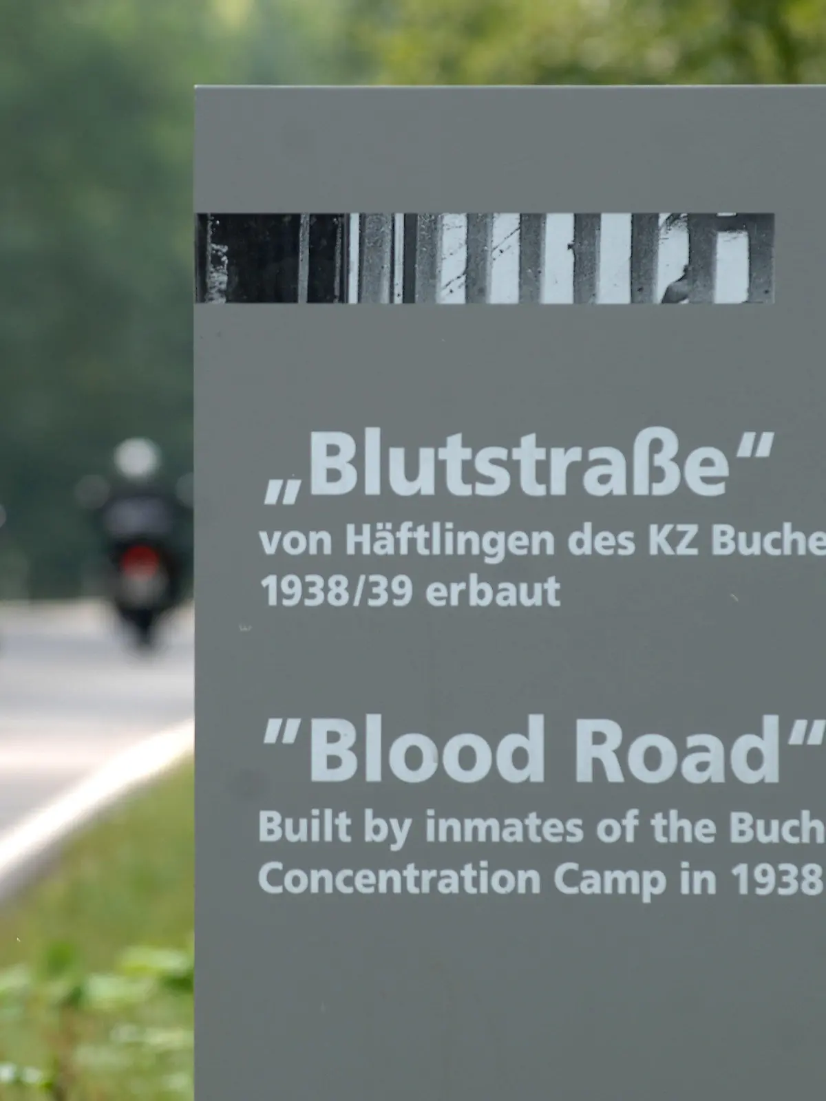 ARCHIV - 16.08.2005, Thüringen, Weimar: Die so genannte «Blutstraße» zum ehemaligen Konzentrationslager Buchenwald bei Weimar. Von der SS brutal und erbarmungslos angetrieben, mussten Häftlinge von Mitte 1938 bis Spätherbst 1939 ein etwa fünf Kilometer langes Verbindungsstück von der Staatsstraße Weimar-Ramsla zum KZ ausbauen. Ein Teil der Betonstraße ist original erhalten. (zu dpa: Kritik an Radrennen durch Gedenkstätte Buchenwald) Foto: Martin Schutt/dpa-Zentralbild/dpa +++ dpa-Bildfunk +++