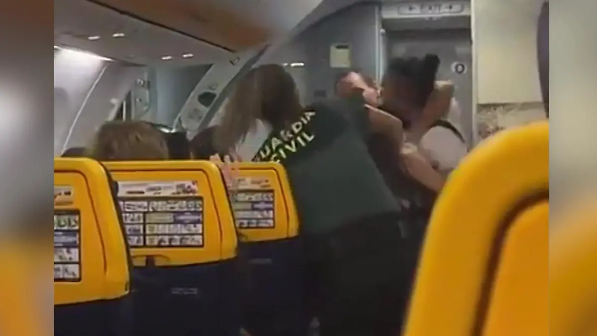 Arrestzelle statt Abflug! MMA-Kämpferin rastet aus – nur SIE kann sie stoppen Prügelei in Ryanair-Flieger