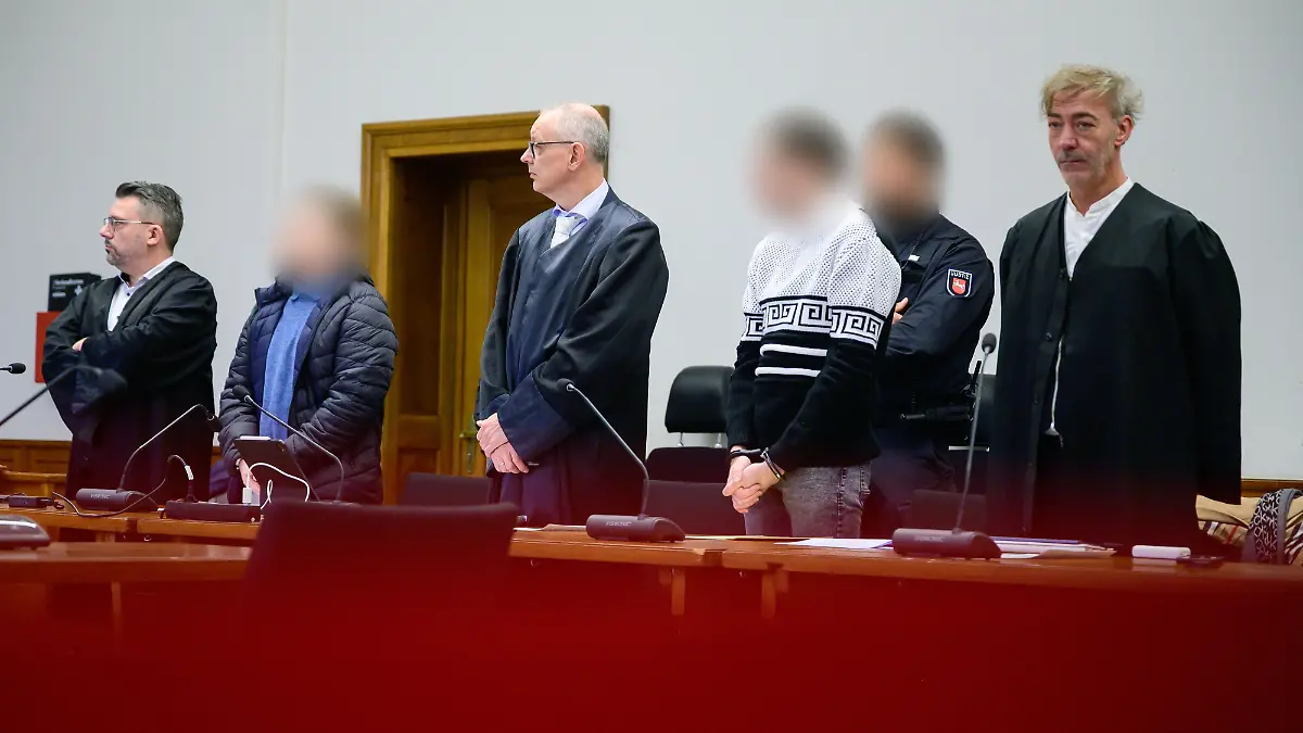 Diesen beiden Männern wird vorgeworfen, Steine, eine Betonplatte und einen Baumstamm auf die A7 und A1 geworfen zu haben.