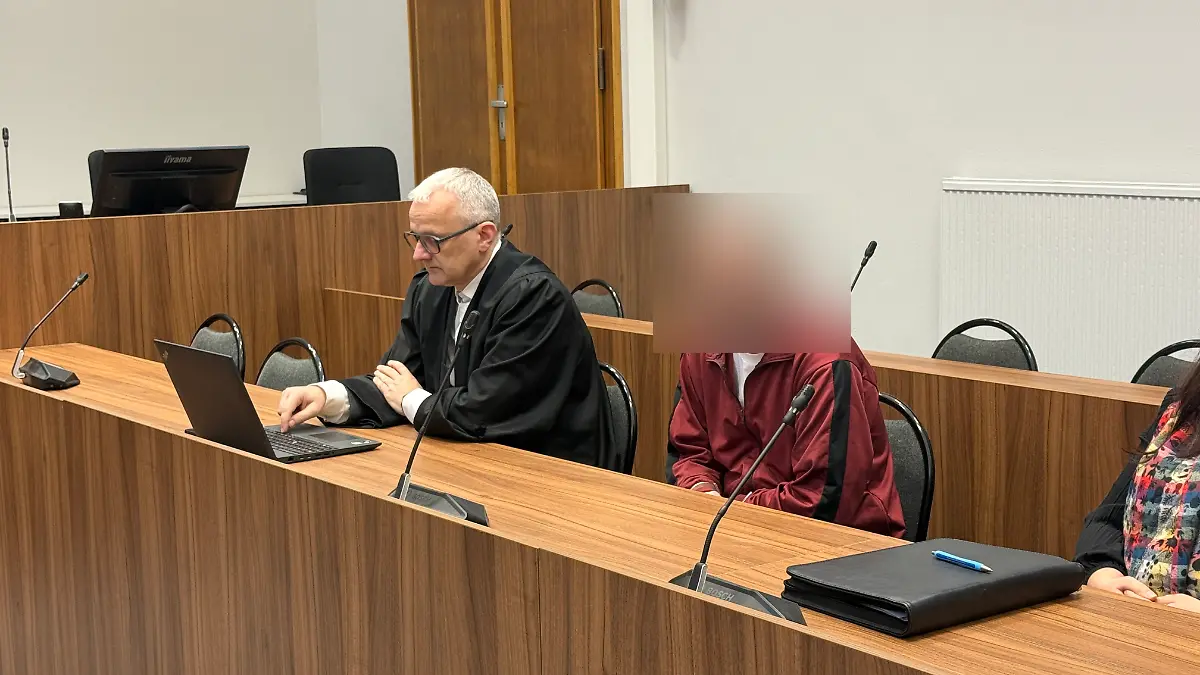 Weil seine Frau ihn verlassen wollte, übergießt ihr Mann sie in einer Straßenbahn mit Benzin und zündet sie an.