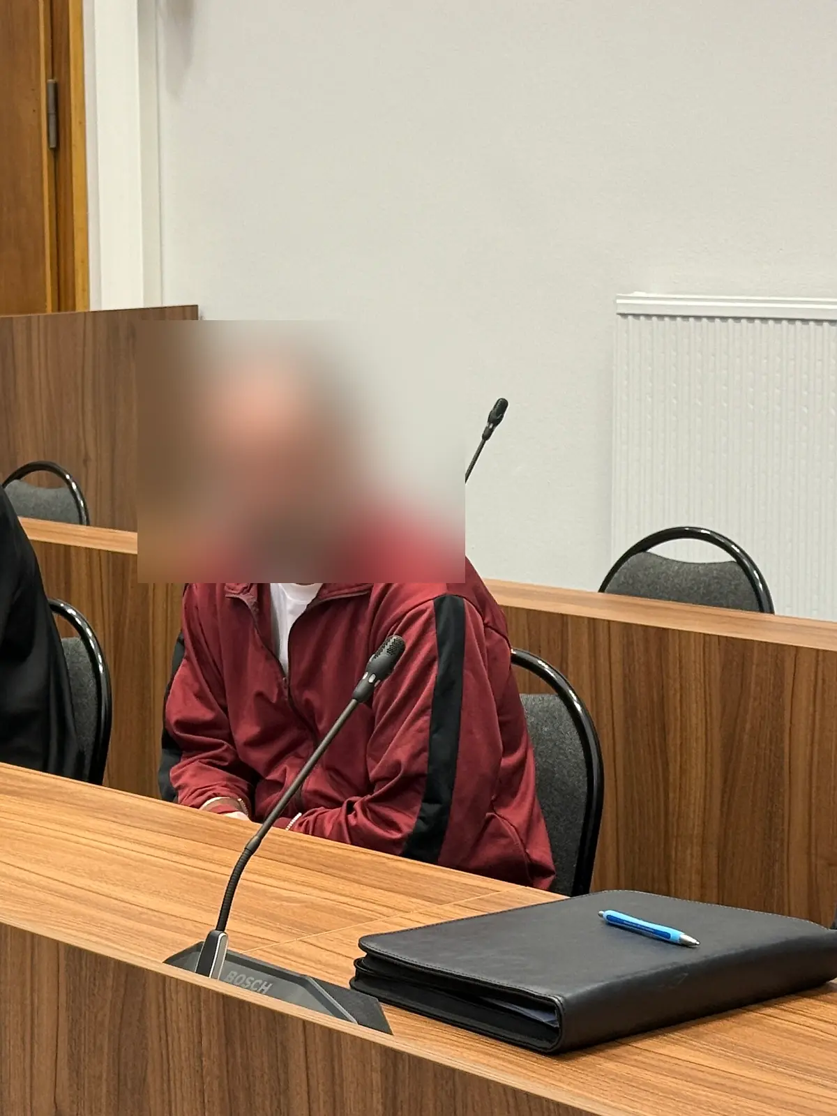 Weil seine Frau ihn verlassen wollte, übergießt ihr Mann sie in einer Straßenbahn mit Benzin und zündet sie an.