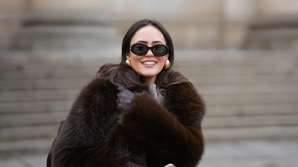 Frau mit Mantel und Sonnenbrille