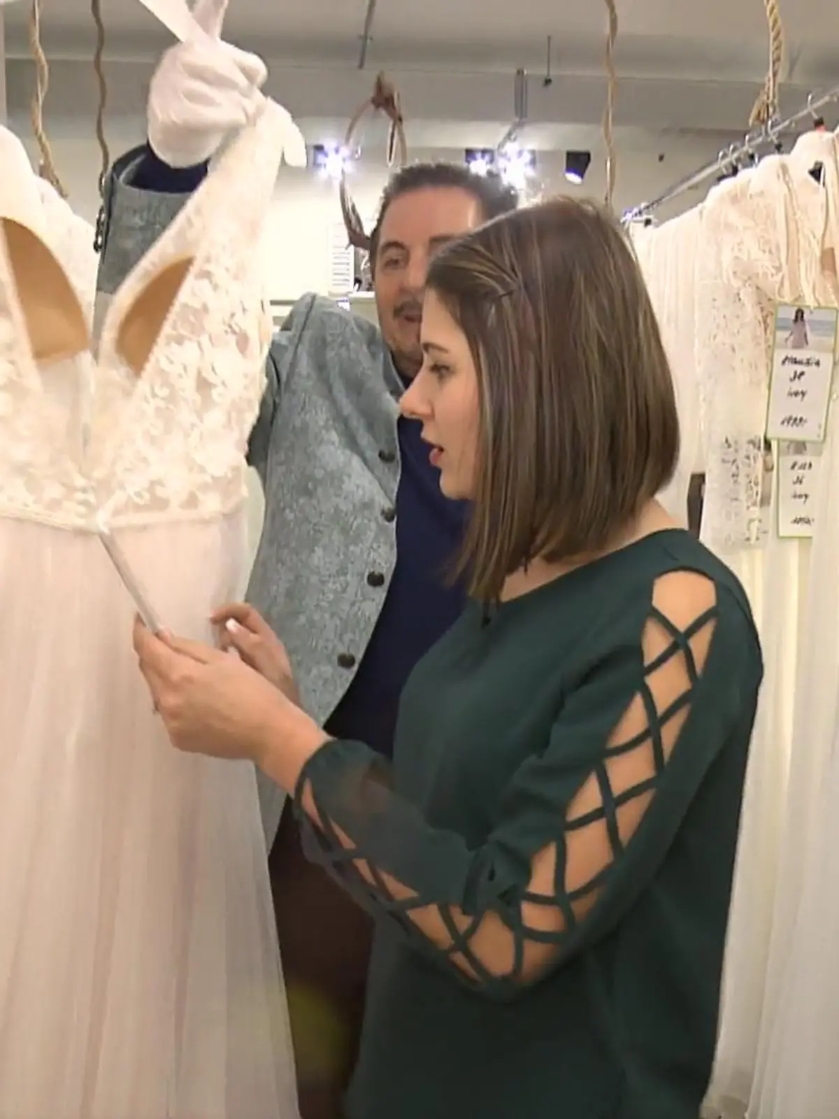 Bild zu: "Laura gefallen zu viele Kleider"