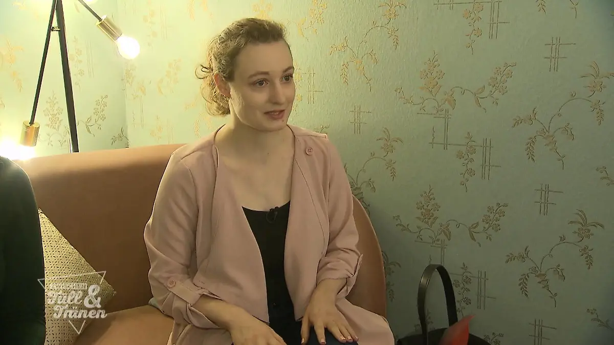 Sie sah den Brautladen auf dem Weg zur Arbeit Lustige Entdeckung