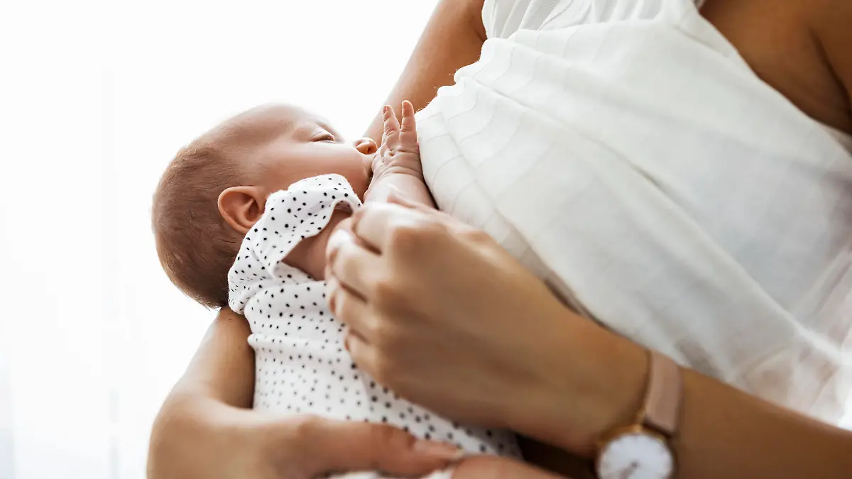 Mutter stillt ihr Baby an der Brust