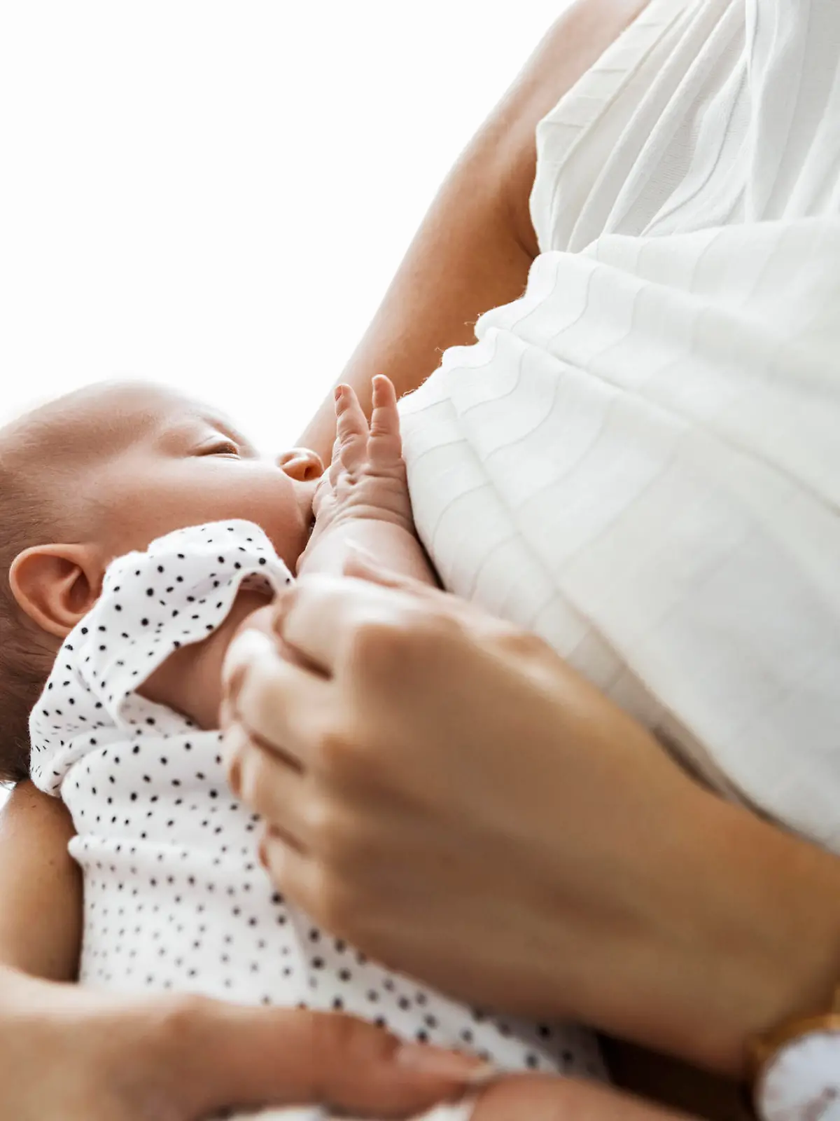 Mutter stillt ihr Baby an der Brust