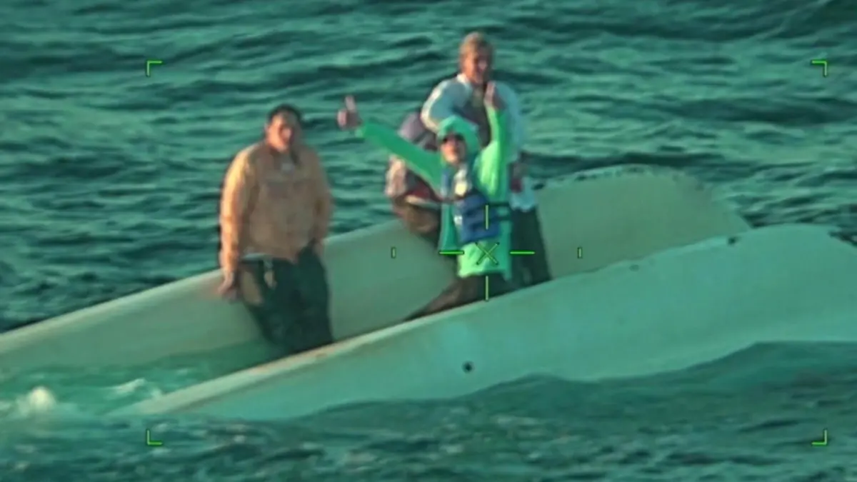 USA-Katamaran-sinkt-vor-der-K-ste-M-nner-berleben-stundenlangen-Notfall-im-Meer