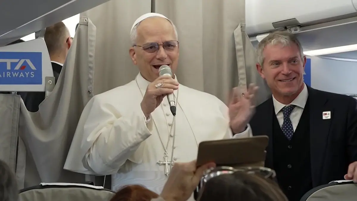 Besuch-in-der-T-rkei-Papst-Leo-XIV-am-Mikro-Noch-im-Flugzeug-muss-er-diese-Botschaft-loswerden