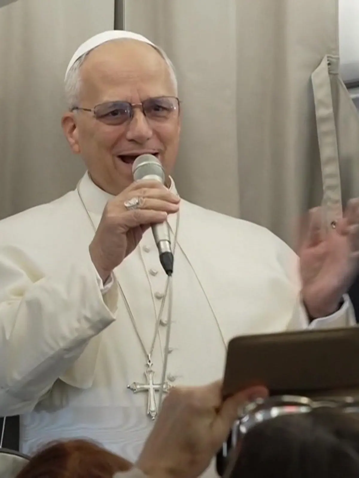 Bild zu: "Papst Leo XIV. am Mikro! Noch im Flugzeug muss er diese Botschaft loswerden"