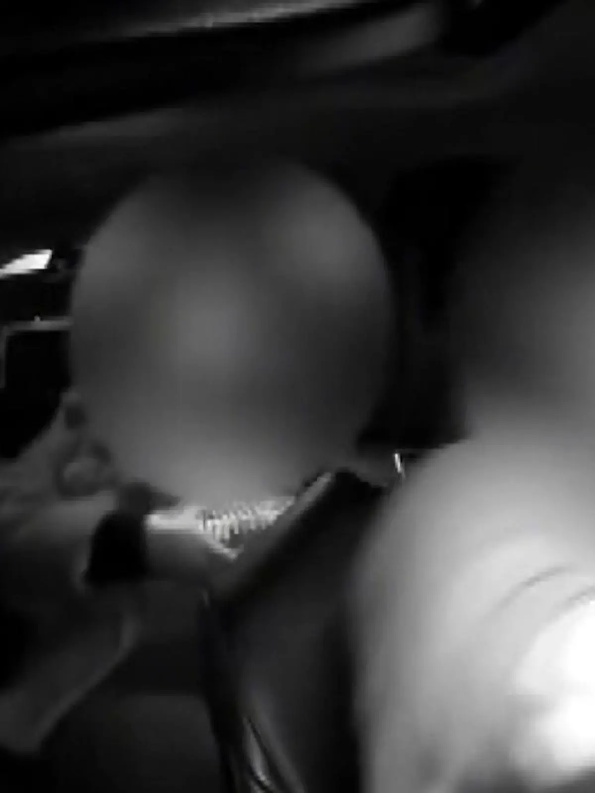 Bild zu: "Mann rast viermal in Auto – in dem seine Ehefrau sitzt!"