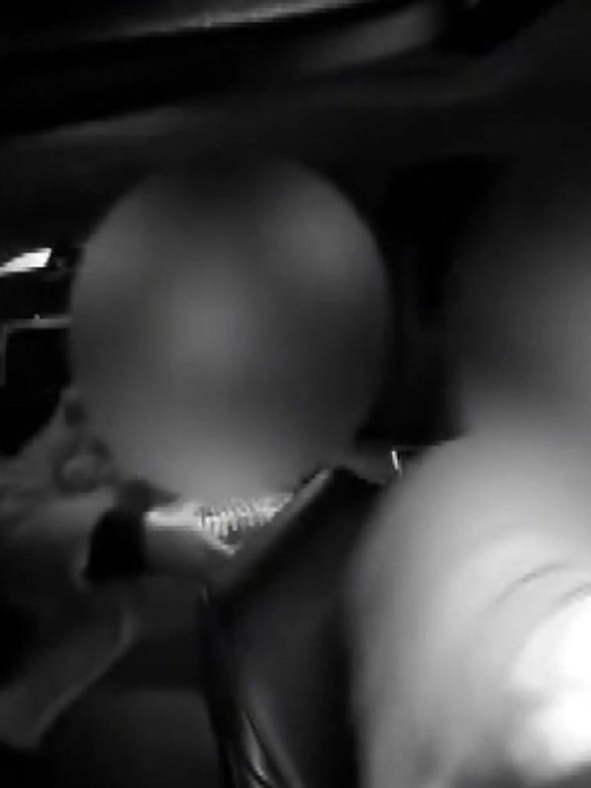 Bild zu: "Mann rast viermal in Auto – in dem seine Ehefrau sitzt!"