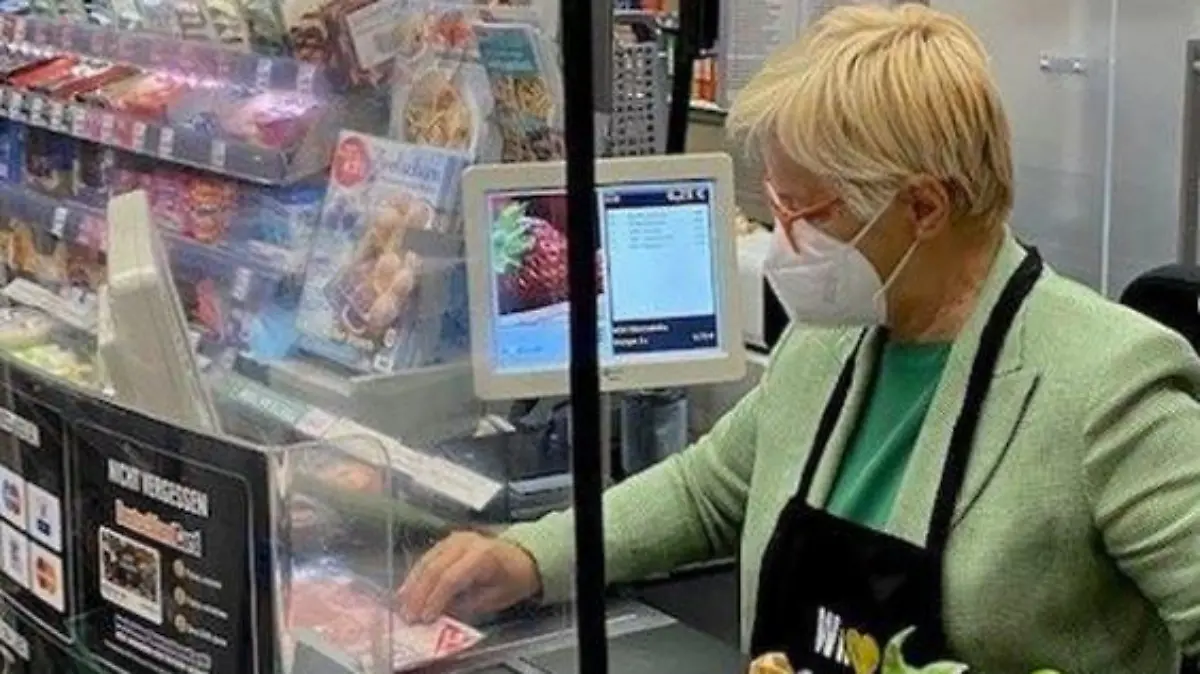 Renate Künast an der Supermarktkasse in Berlin-Tempelhof