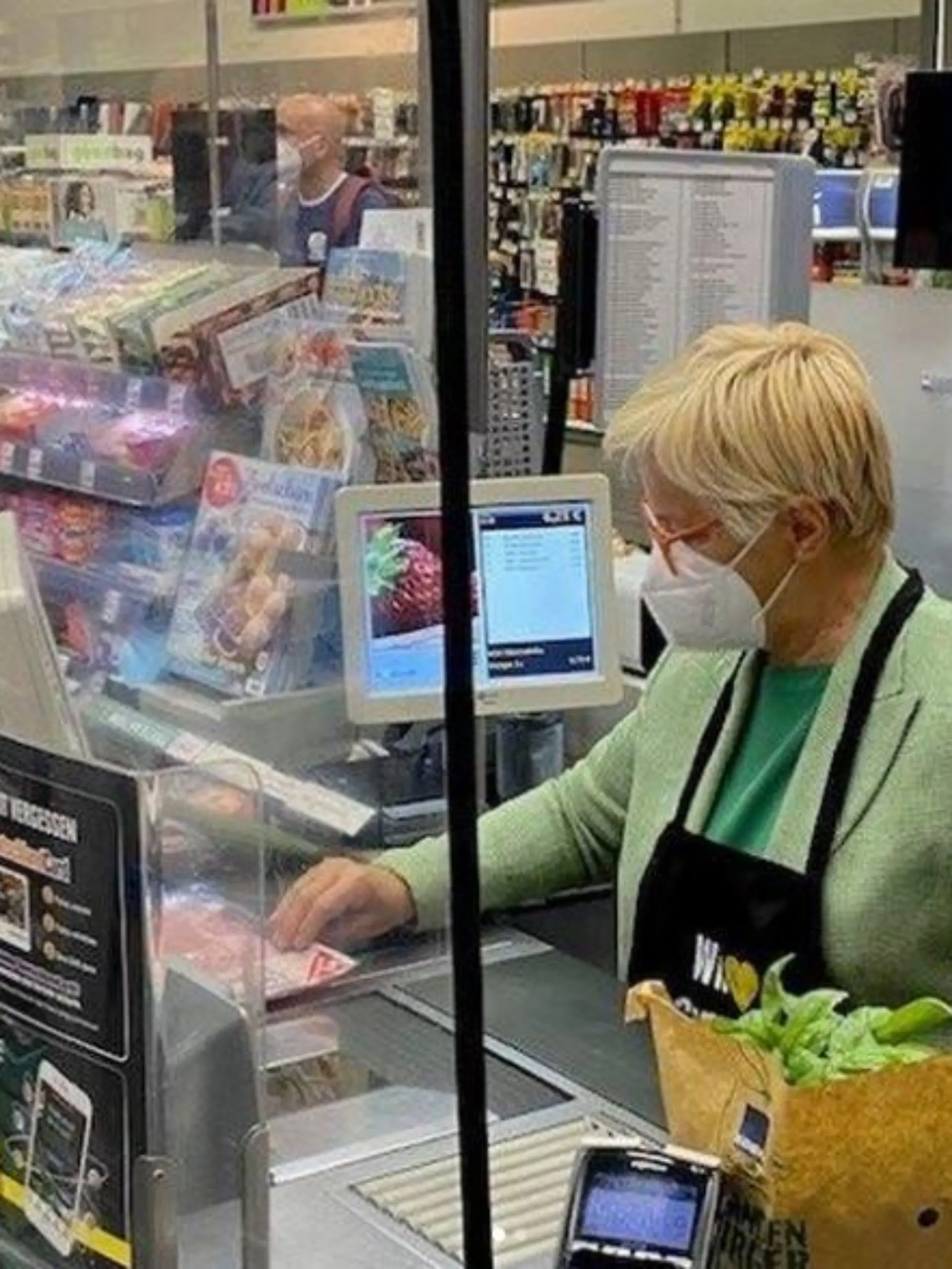 Renate Künast an der Supermarktkasse in Berlin-Tempelhof