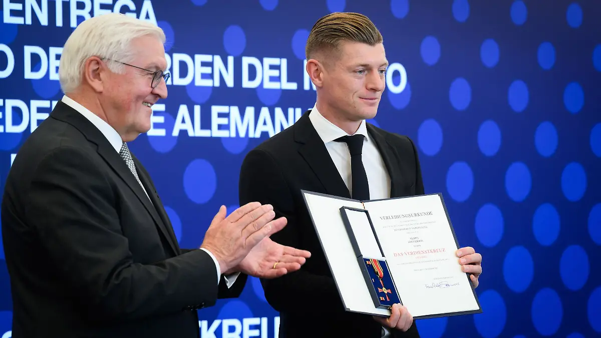 Ex-Nationalspieler-Kroos-mit-Bundesverdienstkreuz-geehrt