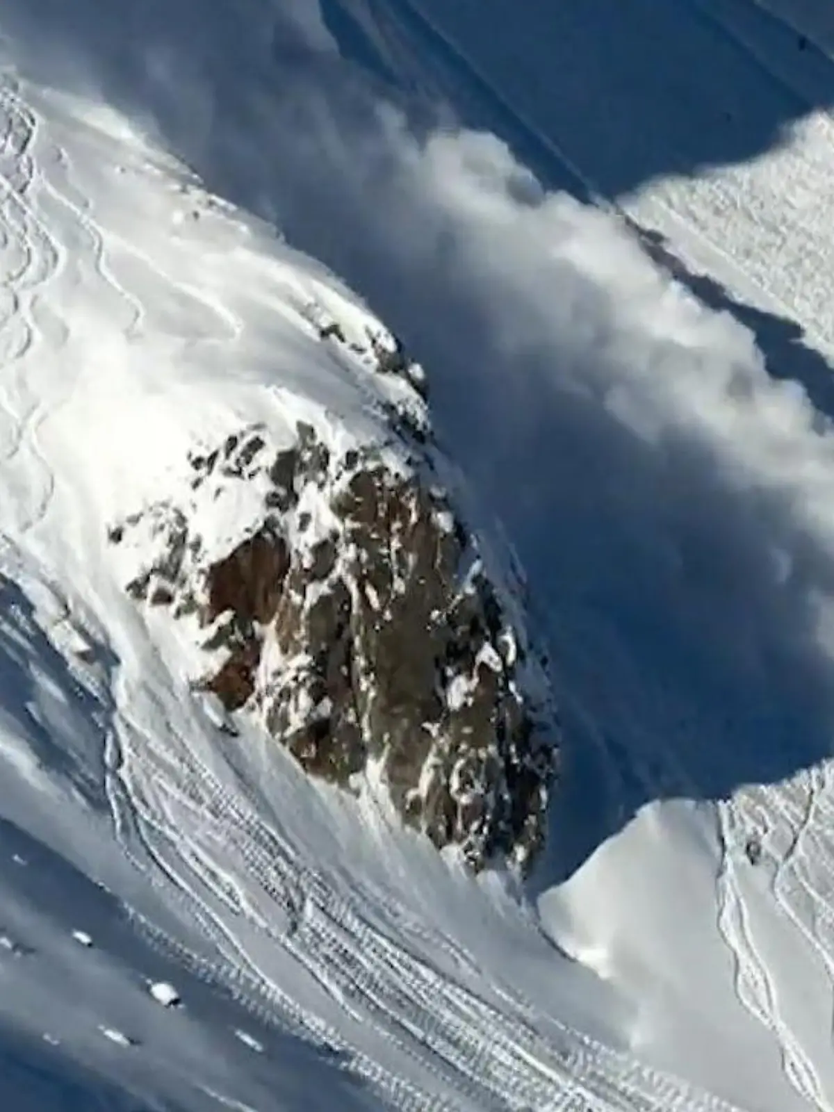 Bild zu: "Video zeigt, wie Lawine über Skifahrer in Tirol rast"
