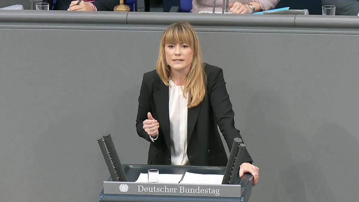 Heftiger Nazi-Vorwurf im Bundestag! Politikerin wegen DIESES Vergleichs gerügt Aufregung um Clara Bünger (Linke)