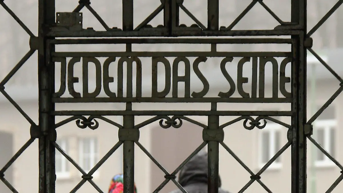 ARCHIV - Das Tor zum ehemaligen nationalsozialistischen Konzentrationslager Buchenwald bei Weimar mit dem Schriftzug "Jedem das Seine", aufgenommen am 11.04.2008. US-Präsident Barack Obama kommt Anfang Juni wieder nach Deutschland - und wird in jedem Fall das ehemalige KZ Buchenwald bei Weimar besichtigen. Foto: Martin Schutt dpa/lth (zu dpa 4499)  +++(c) dpa - Bildfunk+++