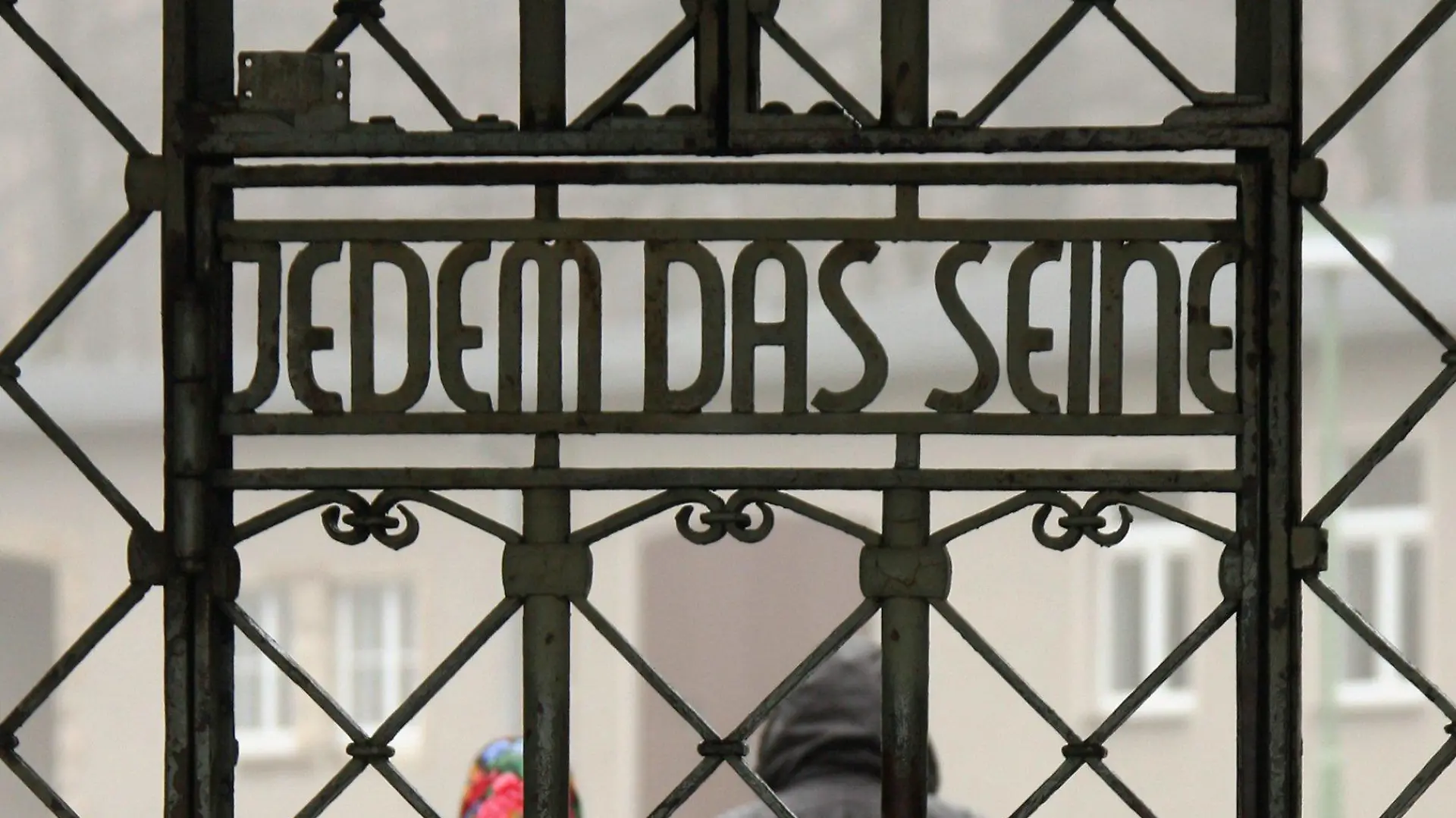 ARCHIV - Das Tor zum ehemaligen nationalsozialistischen Konzentrationslager Buchenwald bei Weimar mit dem Schriftzug "Jedem das Seine", aufgenommen am 11.04.2008. US-Präsident Barack Obama kommt Anfang Juni wieder nach Deutschland - und wird in jedem Fall das ehemalige KZ Buchenwald bei Weimar besichtigen. Foto: Martin Schutt dpa/lth (zu dpa 4499) +++(c) dpa - Bildfunk+++