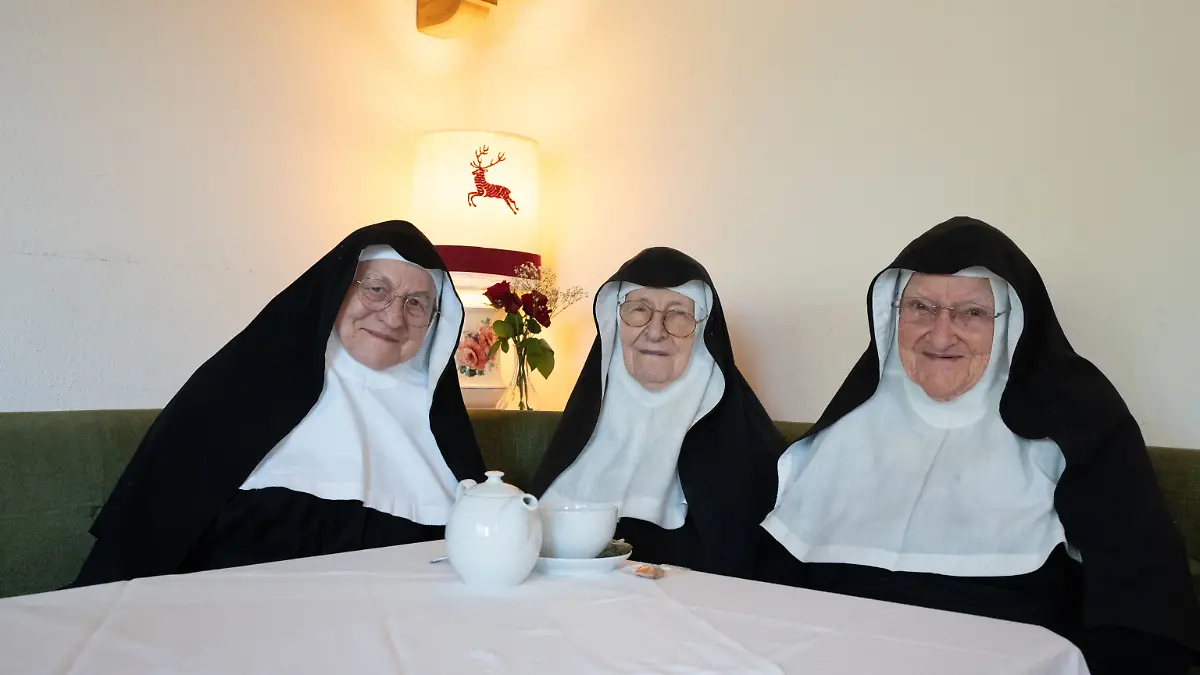 Die drei Nonnen, Schwester Rita (82, l-r), Schwester Regina (86) und Schwester Bernadette (88), sitzen bei einem Interview in einem Gasthaus.