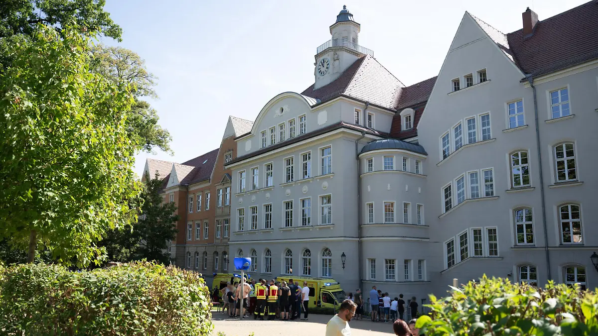 23.08.2023, Sachsen, Bischofswerda: Einsatzkräfte der Feuerwehr stehen auf dem Schulhof einer Grund- und Oberschule. In der Schule in Ostsachsen ist Amokalarm ausgelöst worden. Foto: Sebastian Kahnert/dpa +++ dpa-Bildfunk +++