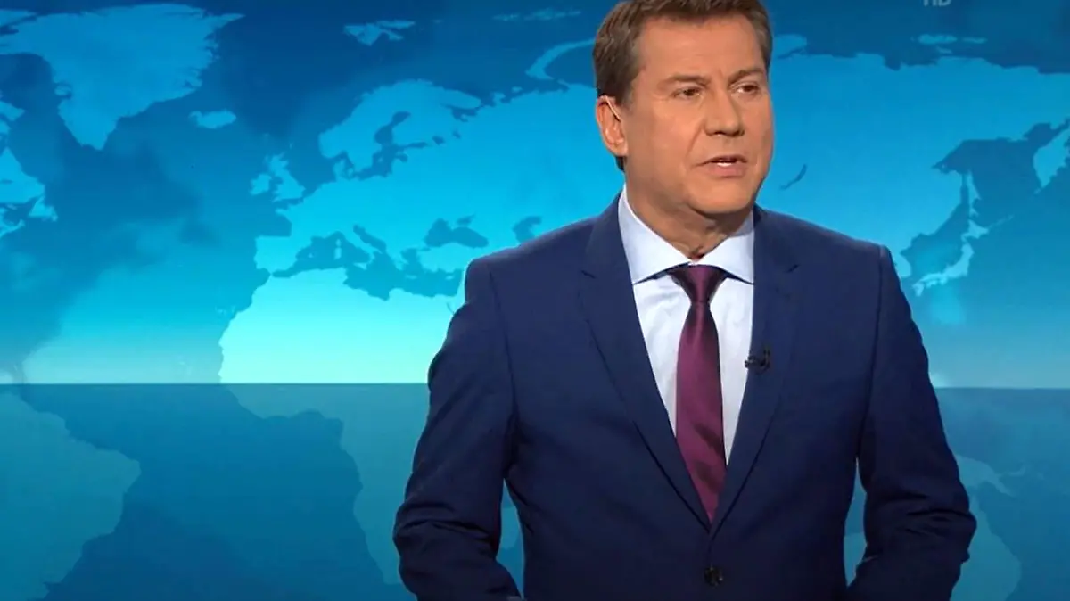 HANDOUT - 04.08.2021, Hamburg: Sprecher Jens Riewa beginnt die ARD-«Tagesschau» um 9 Uhr morgens mit den Worten: «Guten Morgen, meine Damen und Herren - ein Hinweis für die Regie: Der Prompter arbeitet nicht - ich begrüße Sie zur "Tagesschau"» (Screenshot). Das Gerät, das neben der Kamera normalerweise den Text abspult, hatte den Dienst versagt. Foto: -/ARD-Tagesschau/NDR/dpa - ACHTUNG: Nur zur redaktionellen Verwendung im Zusammenhang mit der aktuellen Berichterstattung und nur mit vollständiger Nennung des vorstehenden Credits +++ dpa-Bildfunk +++