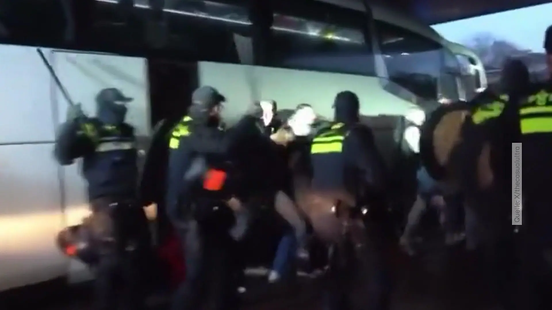 Bild von Holland-Polizei knüppelt auf Stuttgart-Fans ein