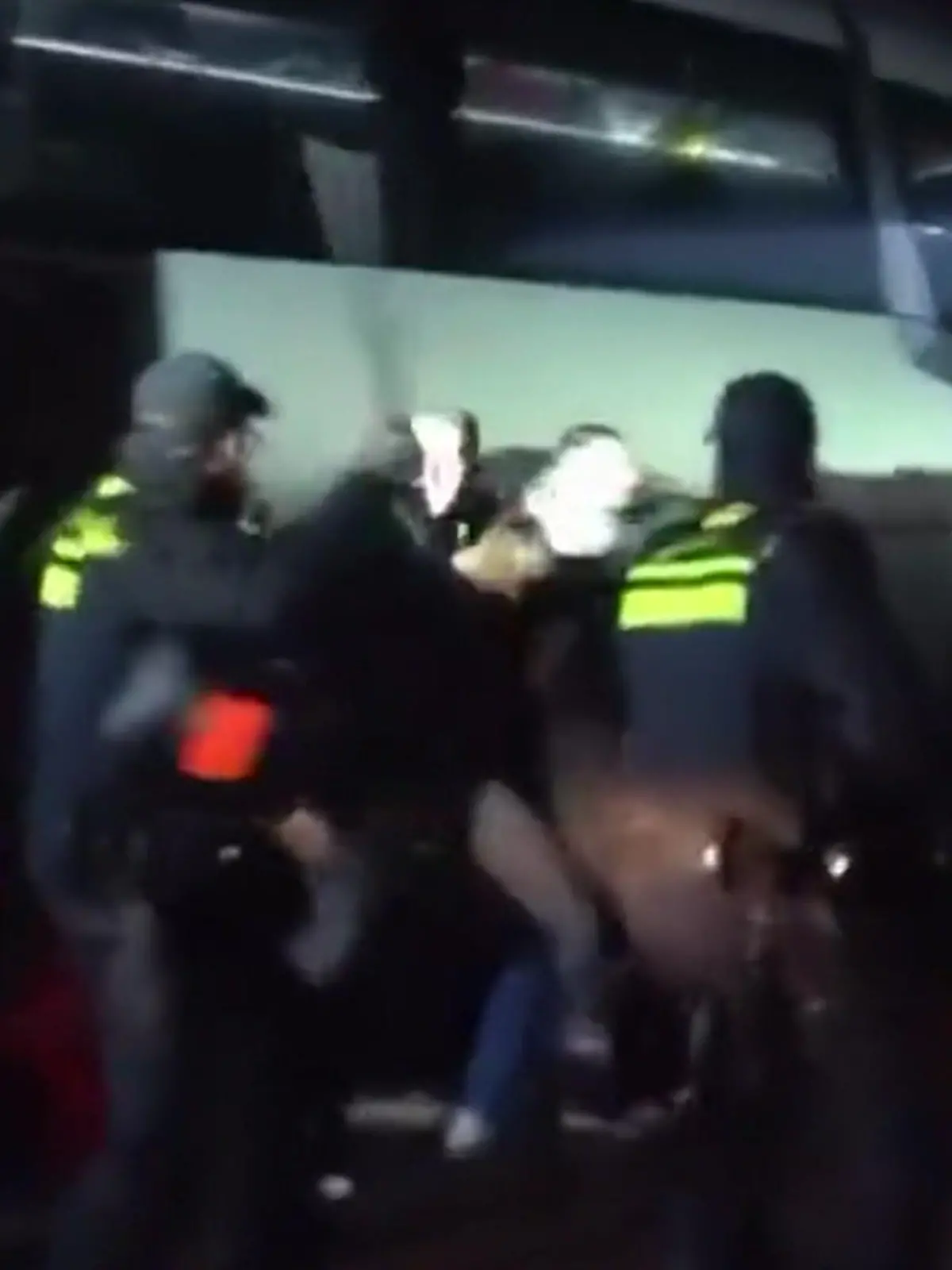 Bild zu: "Holland-Polizei knüppelt auf Stuttgart-Fans ein"