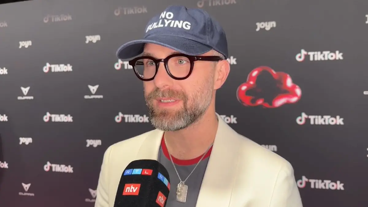 Mark Forster spricht in ein Mikrofon