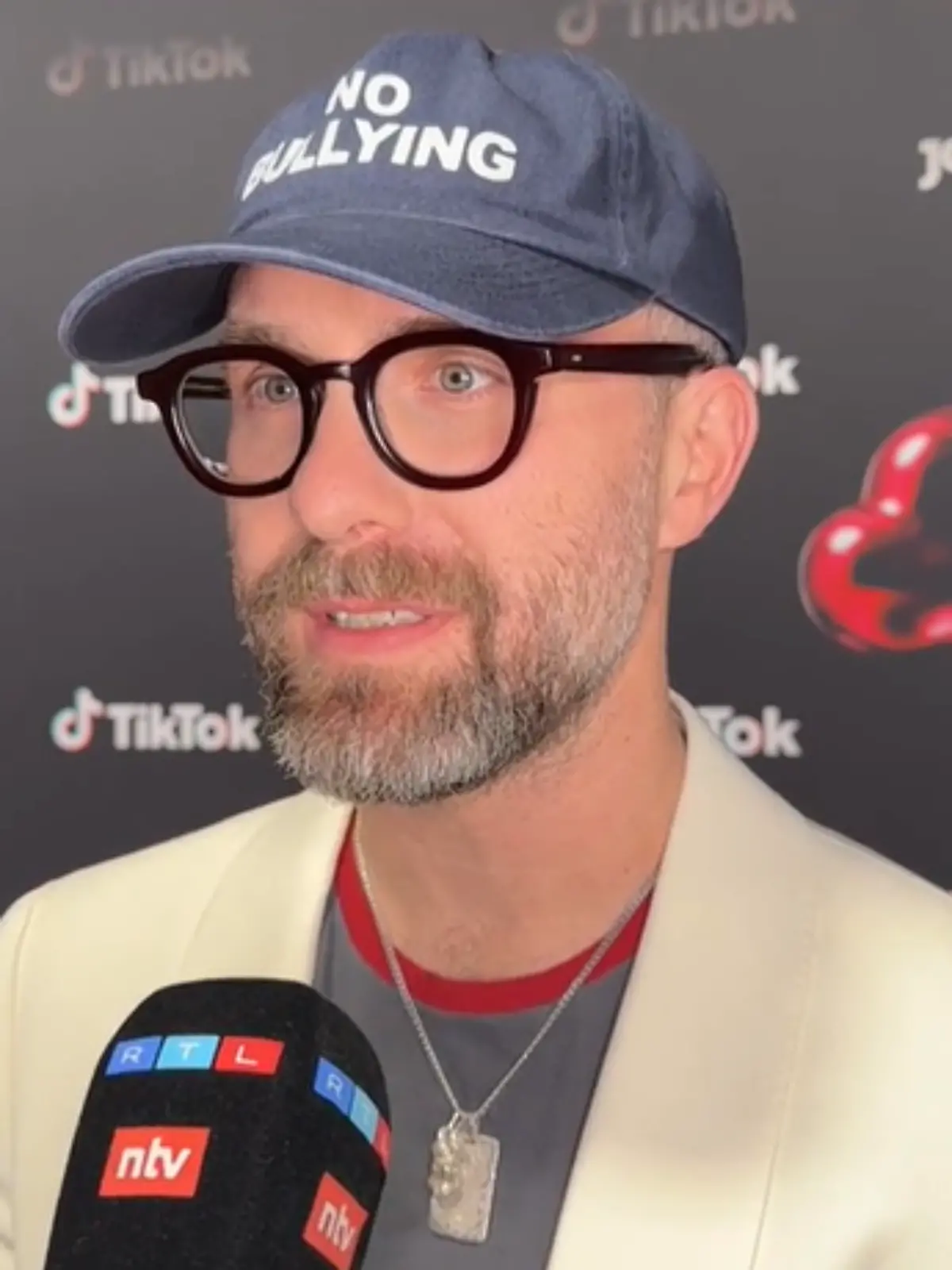 Mark Forster spricht in ein Mikrofon