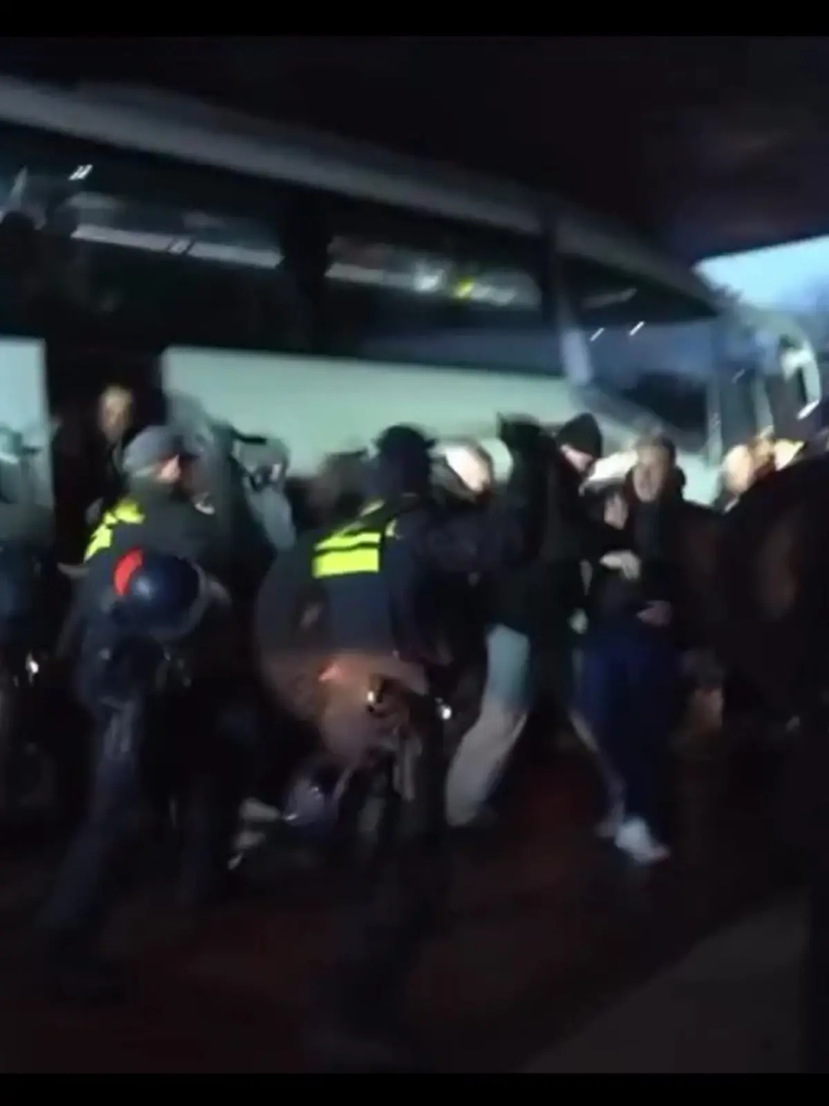 Niederländische Polizisten prügeln in Deventer auf deutsche Fußballfans ein.