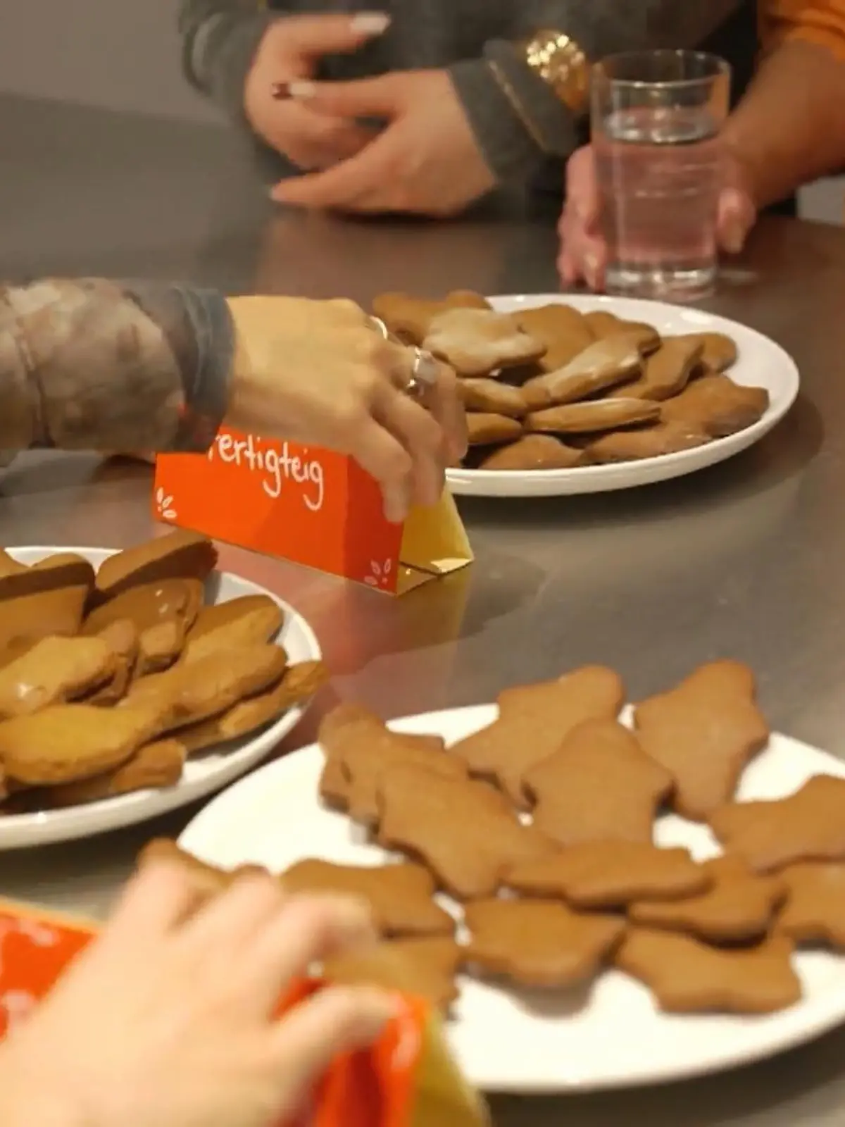 Bild zu: "Plätzchen aus der Tüte? Dieser Fertigteig toppt selbst Omas Rezept"