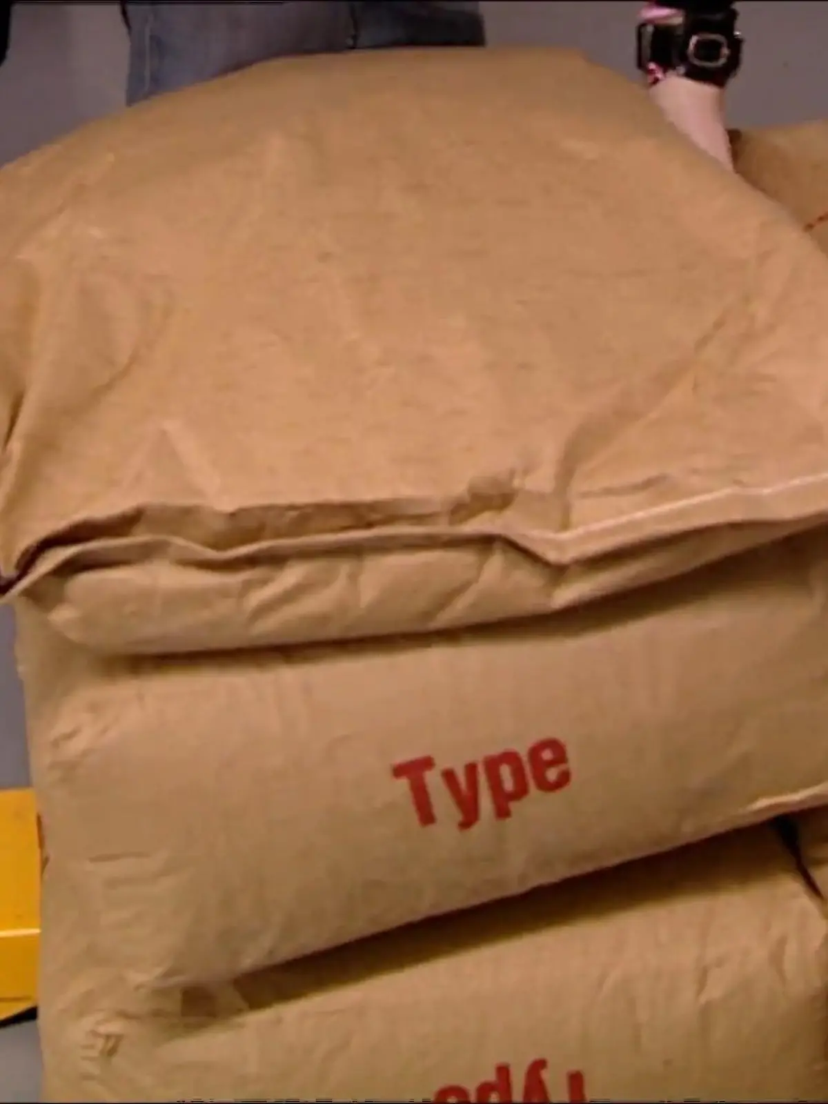 Bild zu: "Mit 250 Kilo Heimat im Gepäck nach London"