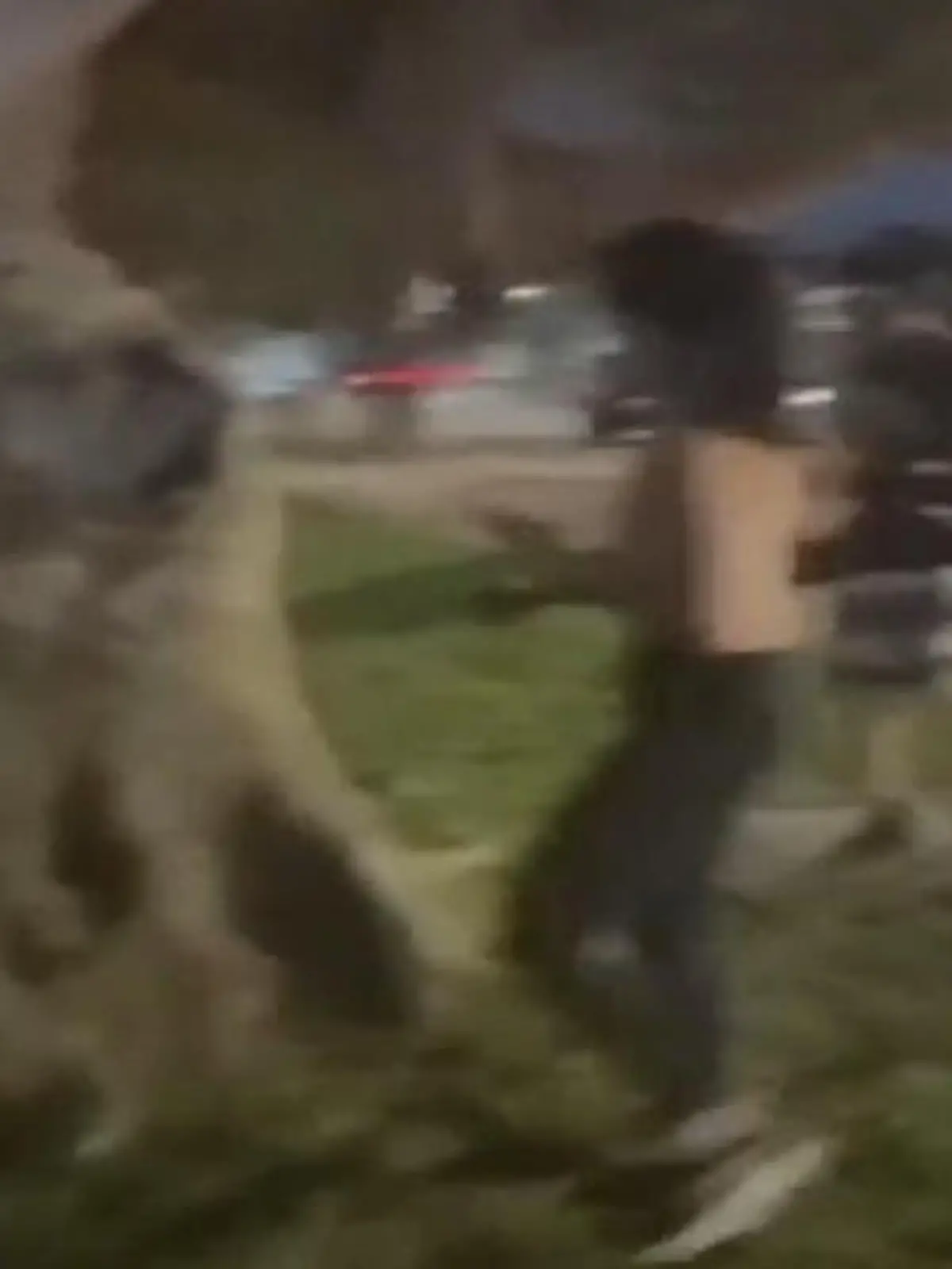 Jagd auf LGBTQ-Läufer! Autofahrer rast auf Menschengruppe zu