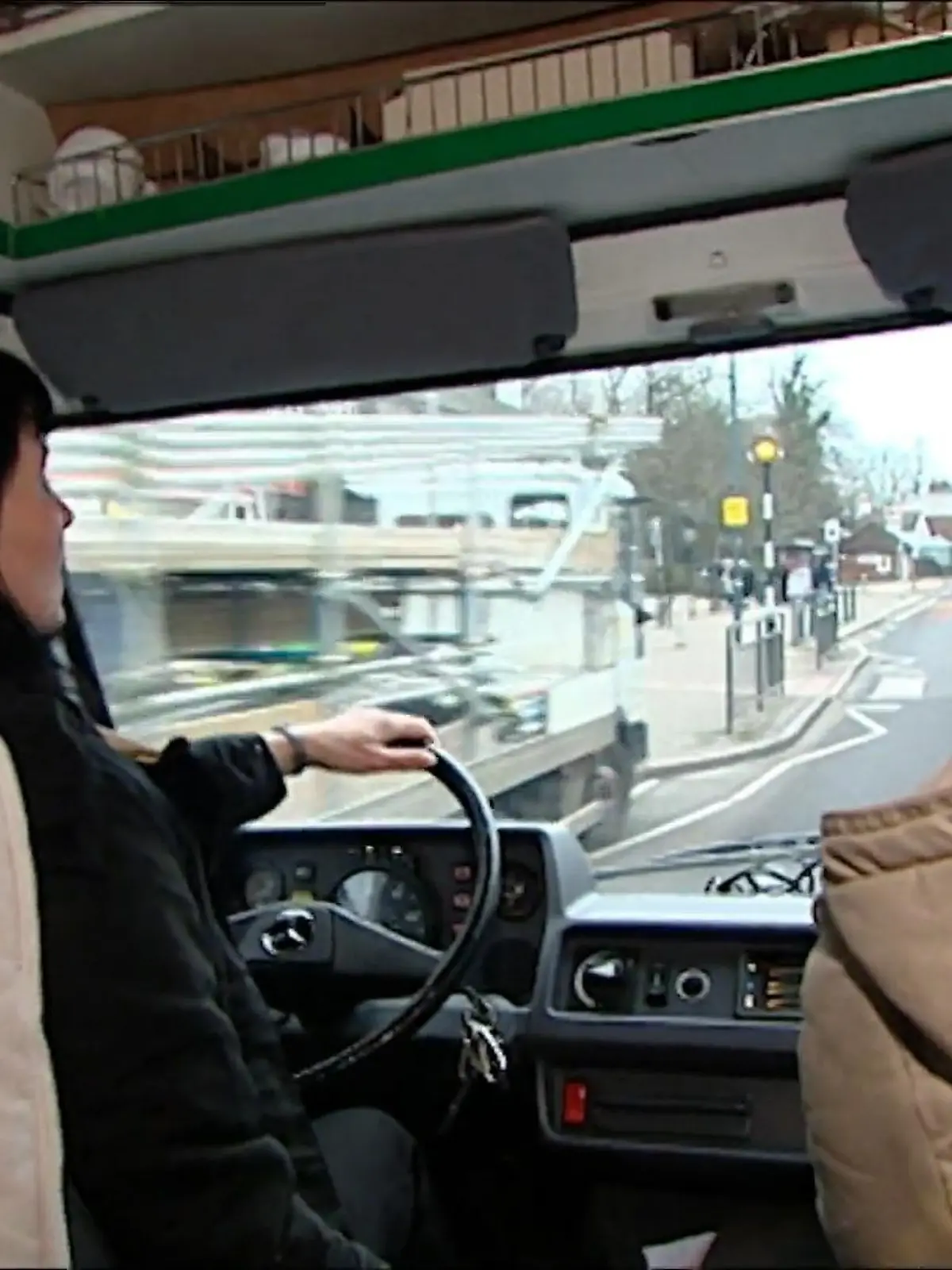 Bild zu: "Francis startet ihre erste Tour im Verkaufswagen"