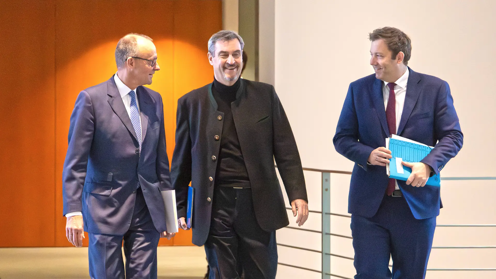 Bundeskanzler Friedrich Merz (l.), CSU-Chef Markus Söder (M.) und SPD-Chef Lars Klingbeil sind zufrieden mit den Ergebnissen im Koalitionsausschuss