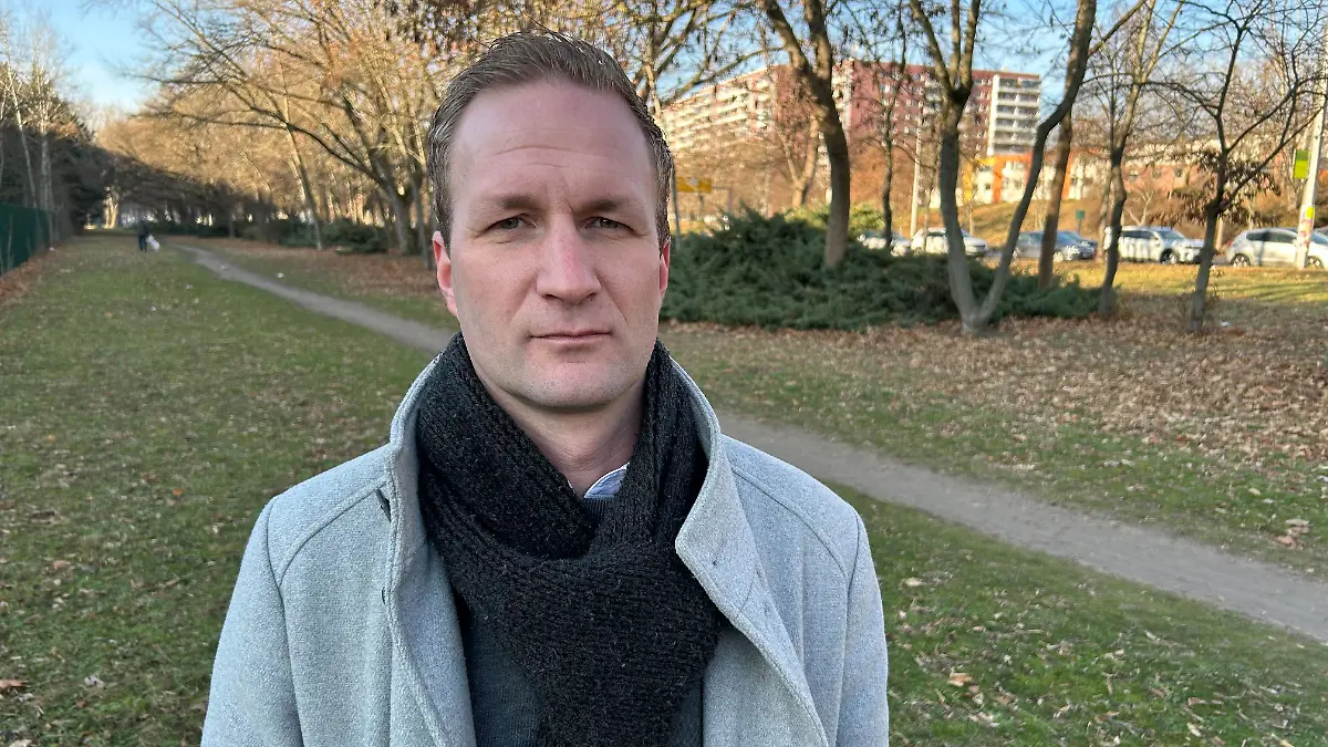 Benjamin Jendro (GdP) steht vor einer Kamera