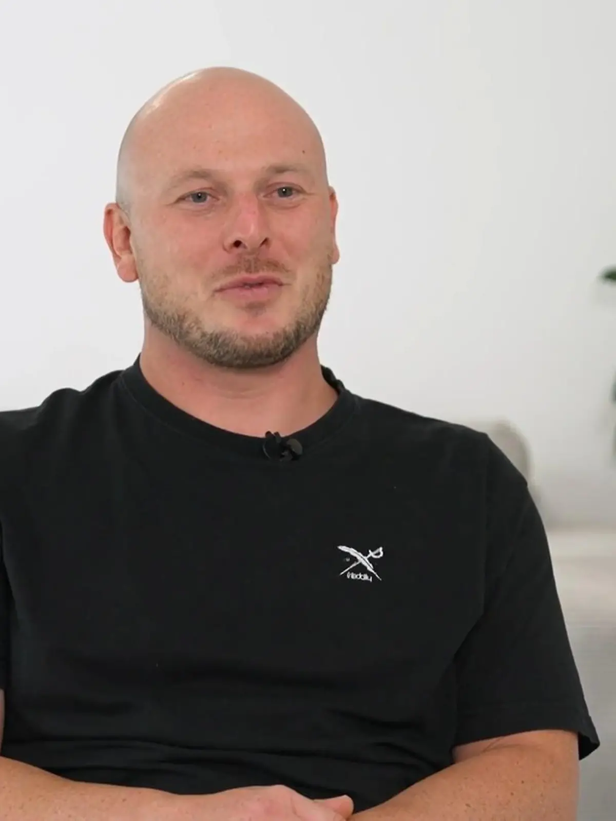 Bild zu: "Dachdeckermeister Julian am Herd"